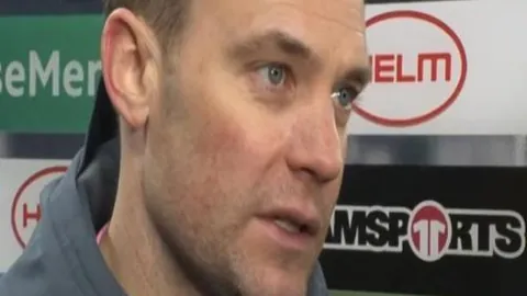 荷兰海伦芬速滑世界杯斩获三金辉煌战绩